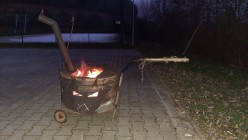 Mikuláš s čerty na své večerní procházce