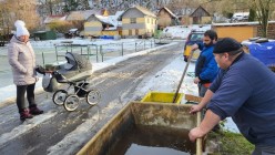 Vánoční prodej kaprů na hrázi příluckého Dolního rybníka