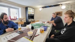 Vánoční prodej kaprů na hrázi příluckého Dolního rybníka